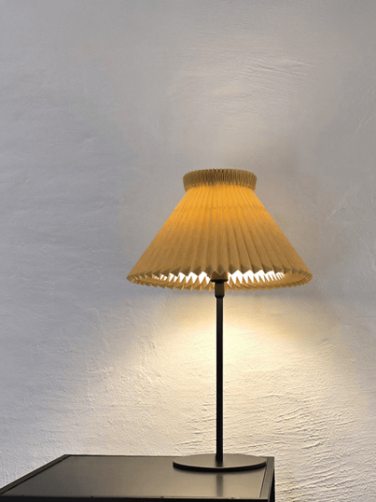 Model 334 bordlampe med 1-19 papirskærm, Buttermilk       
